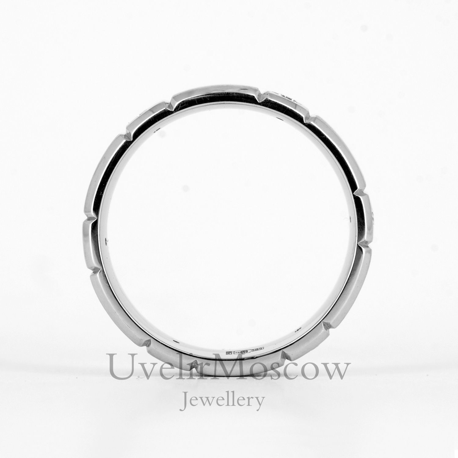 Мужское обручальное кольцо с матовой поверхностью и бриллиантами