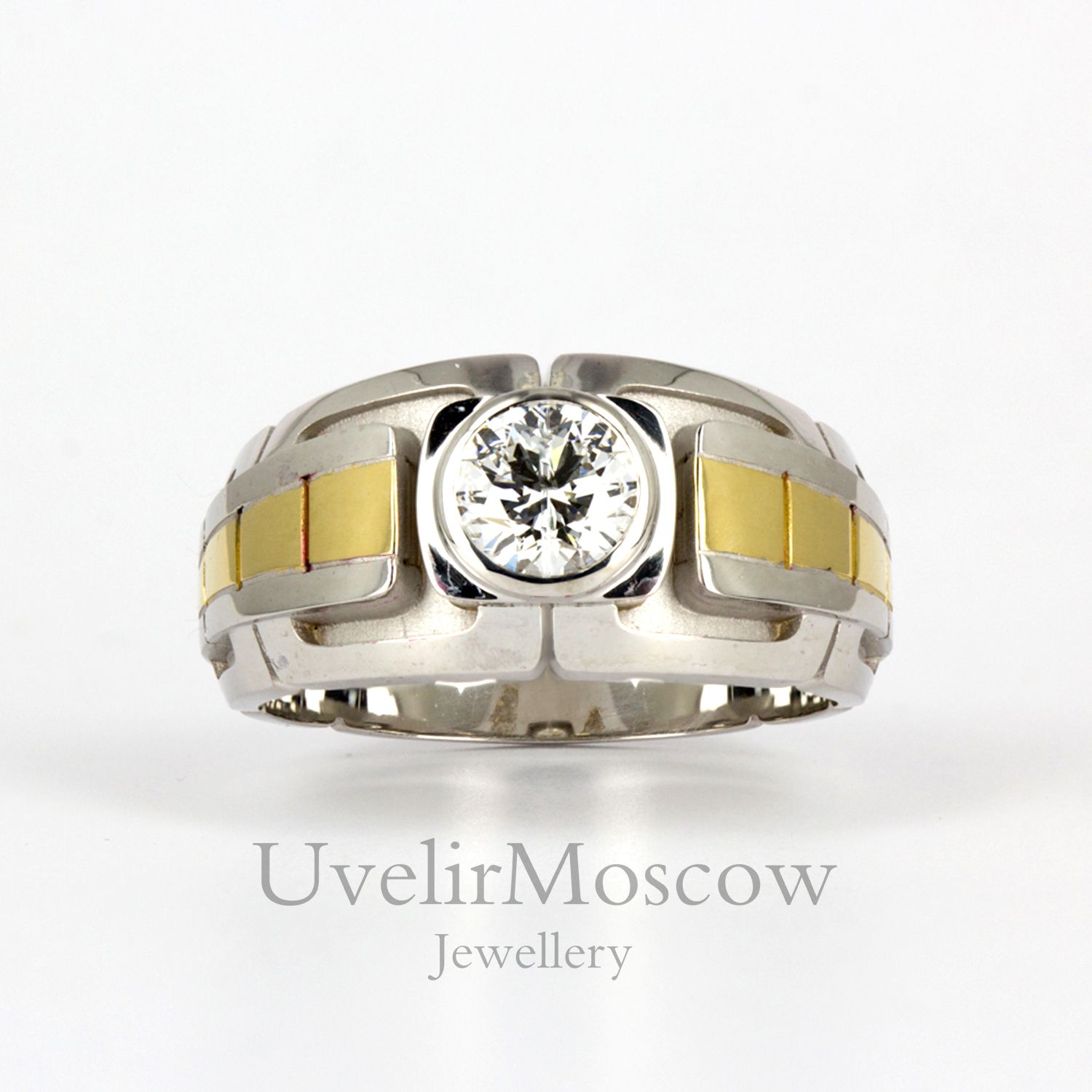 Перстень из комбинированного золота с круглым бриллиантом