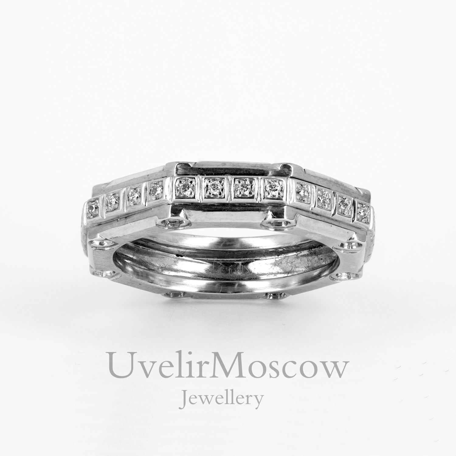 Мужское обручальное кольцо из платины с бриллиантами