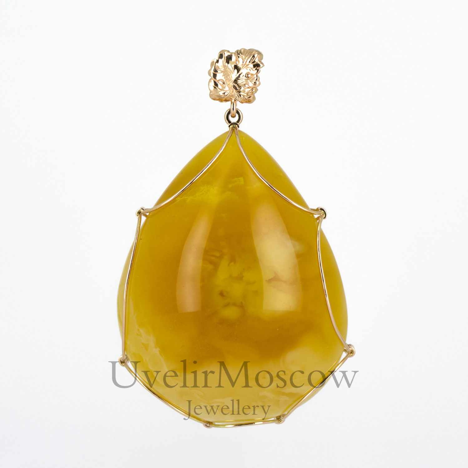 Кулон из желтого золота с янтарем