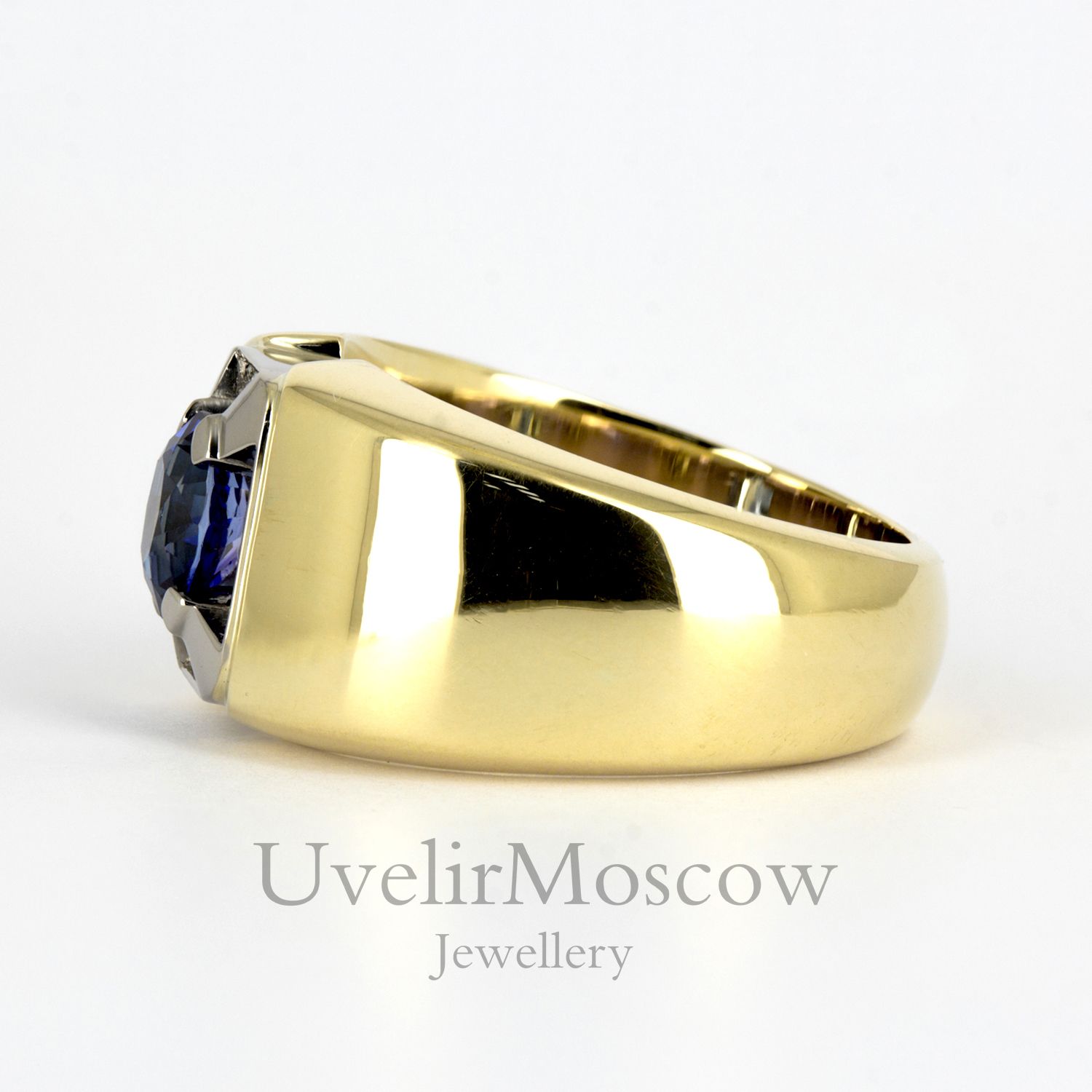 Перстень из желтого золота с бриллиантами и сапфиром