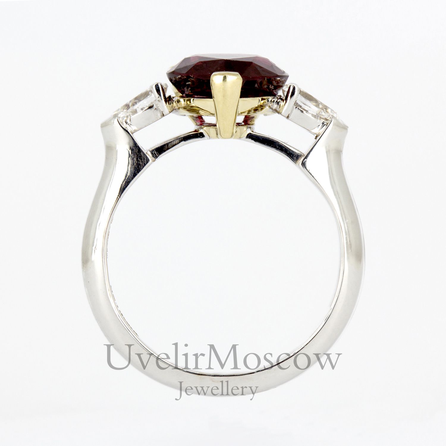 Кольцо из комбинированного золота с рубином «Сердце»