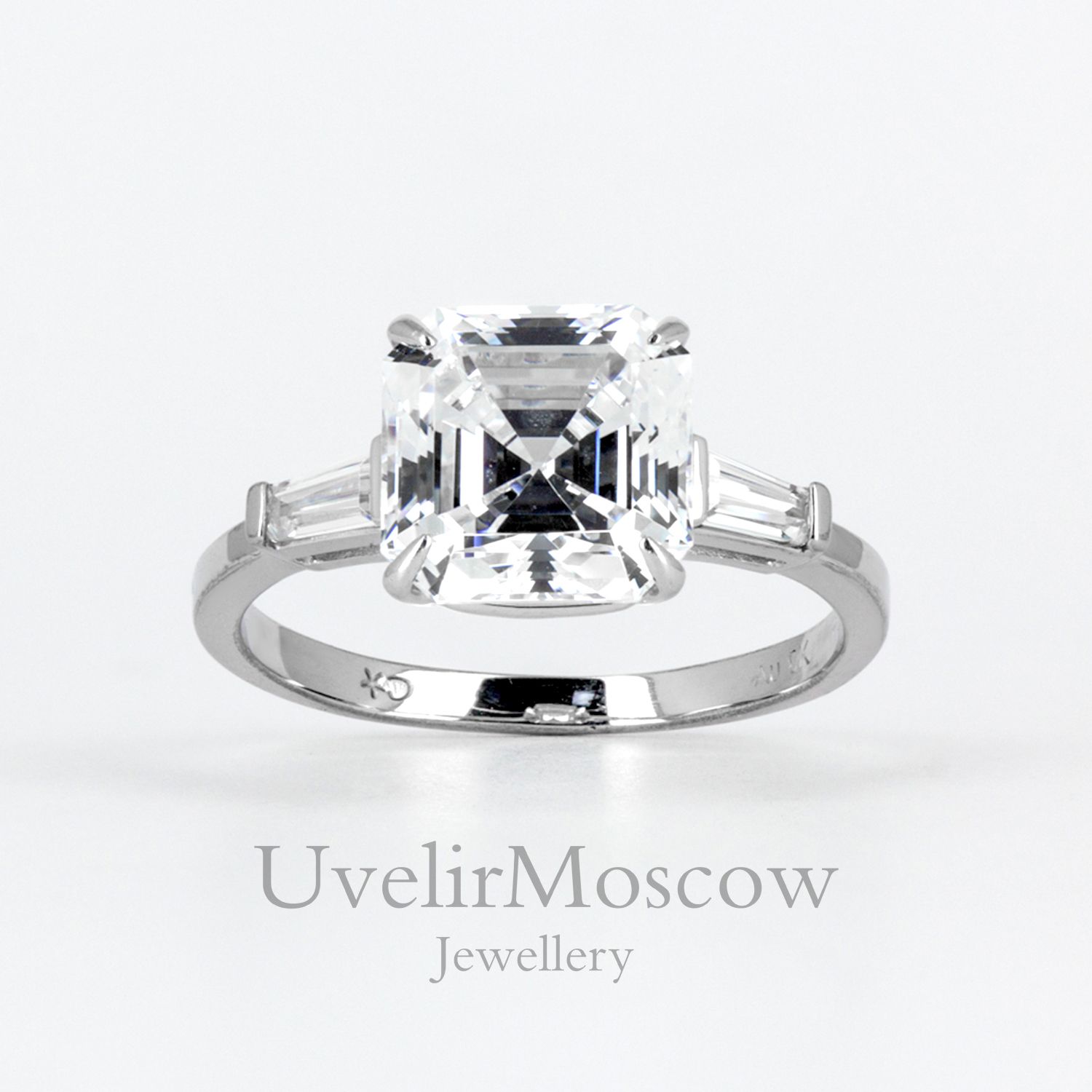 Помолвочное кольцо с бриллиантом формы «Кушон»