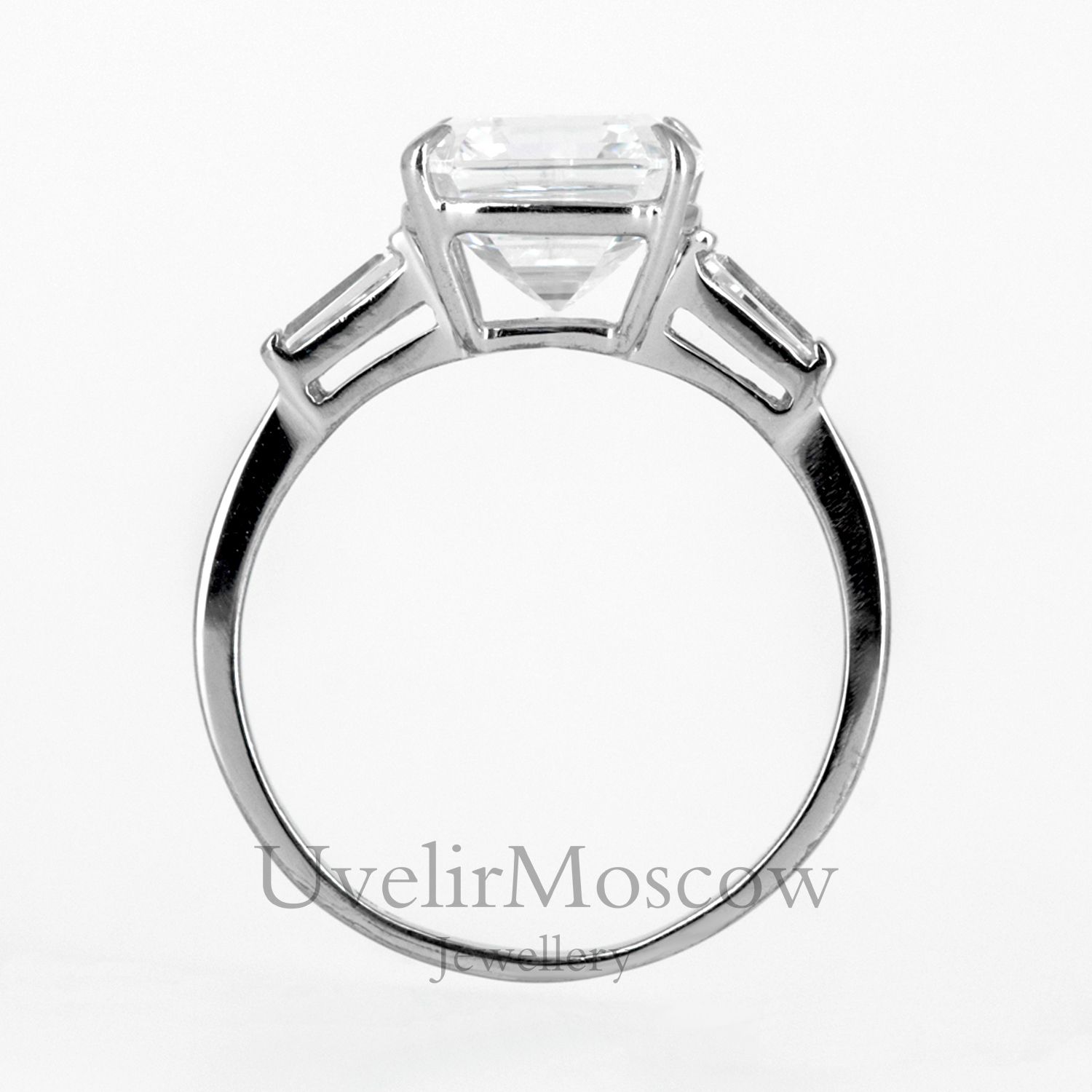 Помолвочное кольцо с бриллиантом формы «Кушон»