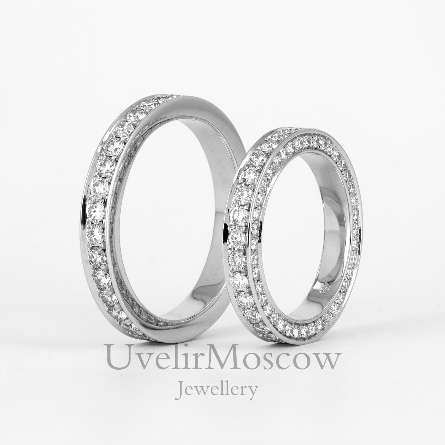 Классические обручальные кольца с бриллиантами по кругу