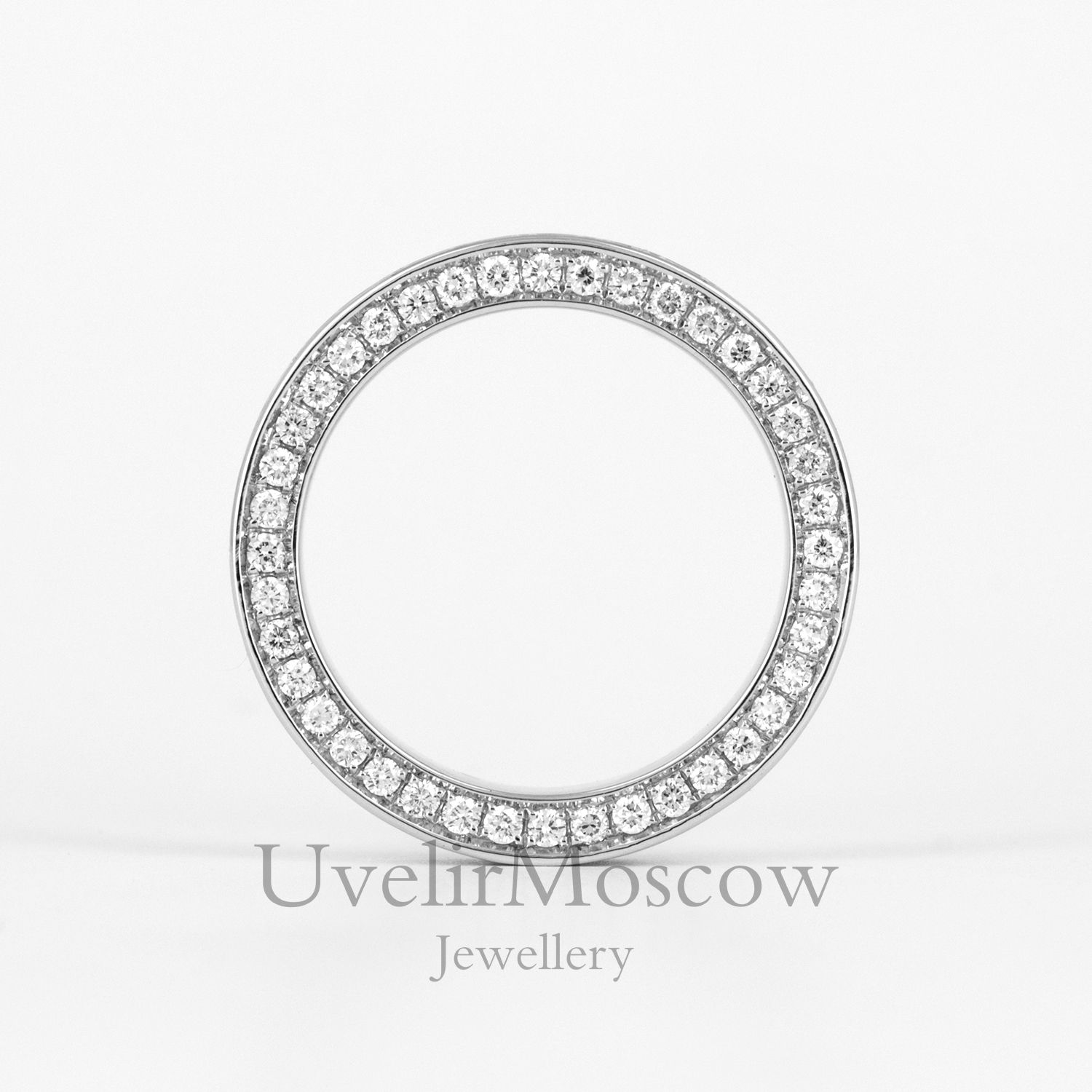 Классические обручальные кольца с бриллиантами по кругу