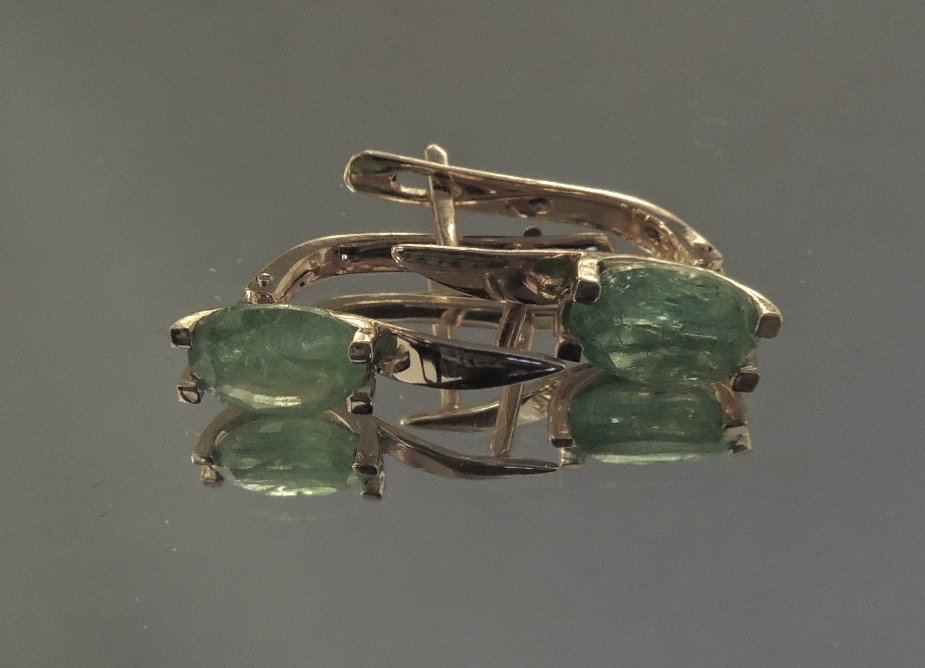 Гарнитур из желтого золота с изумрудами