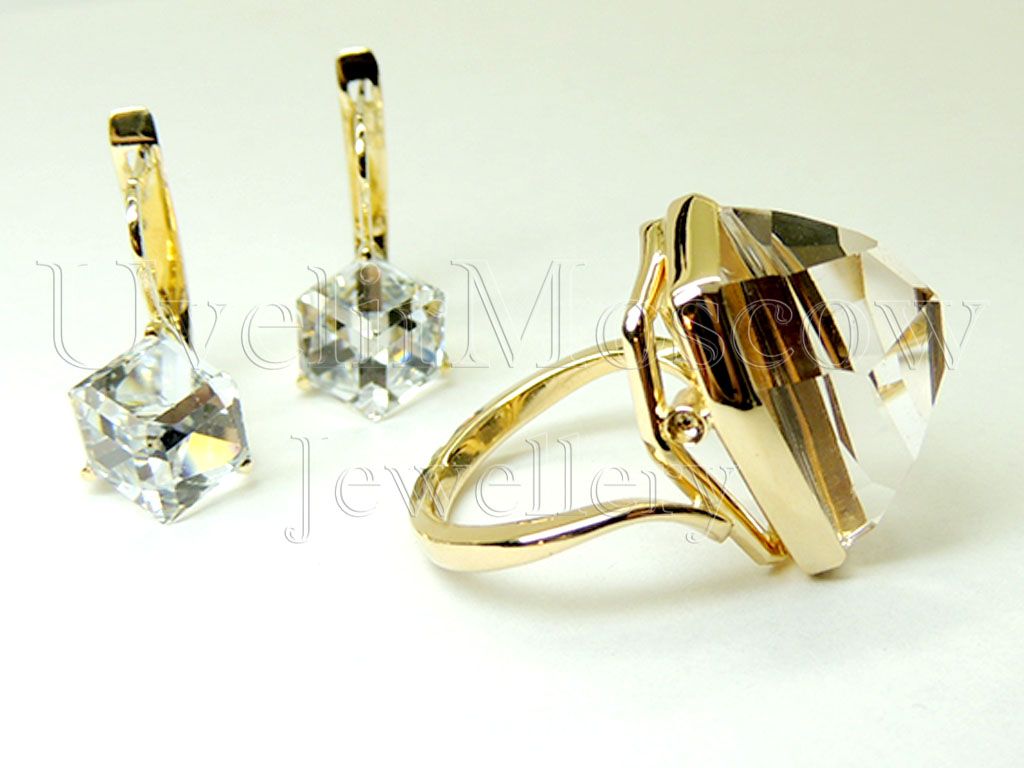 Гарнитур (кольцо и серьги) из желтого золота