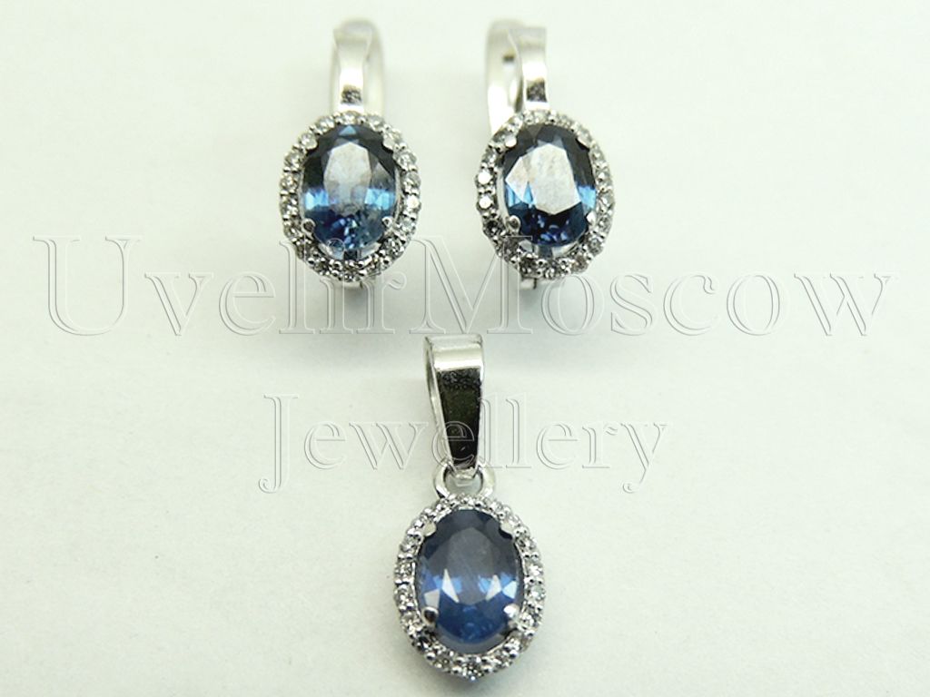 Гарнитур (серьги и подвеска) из белого золота с сапфирами и бриллиантами