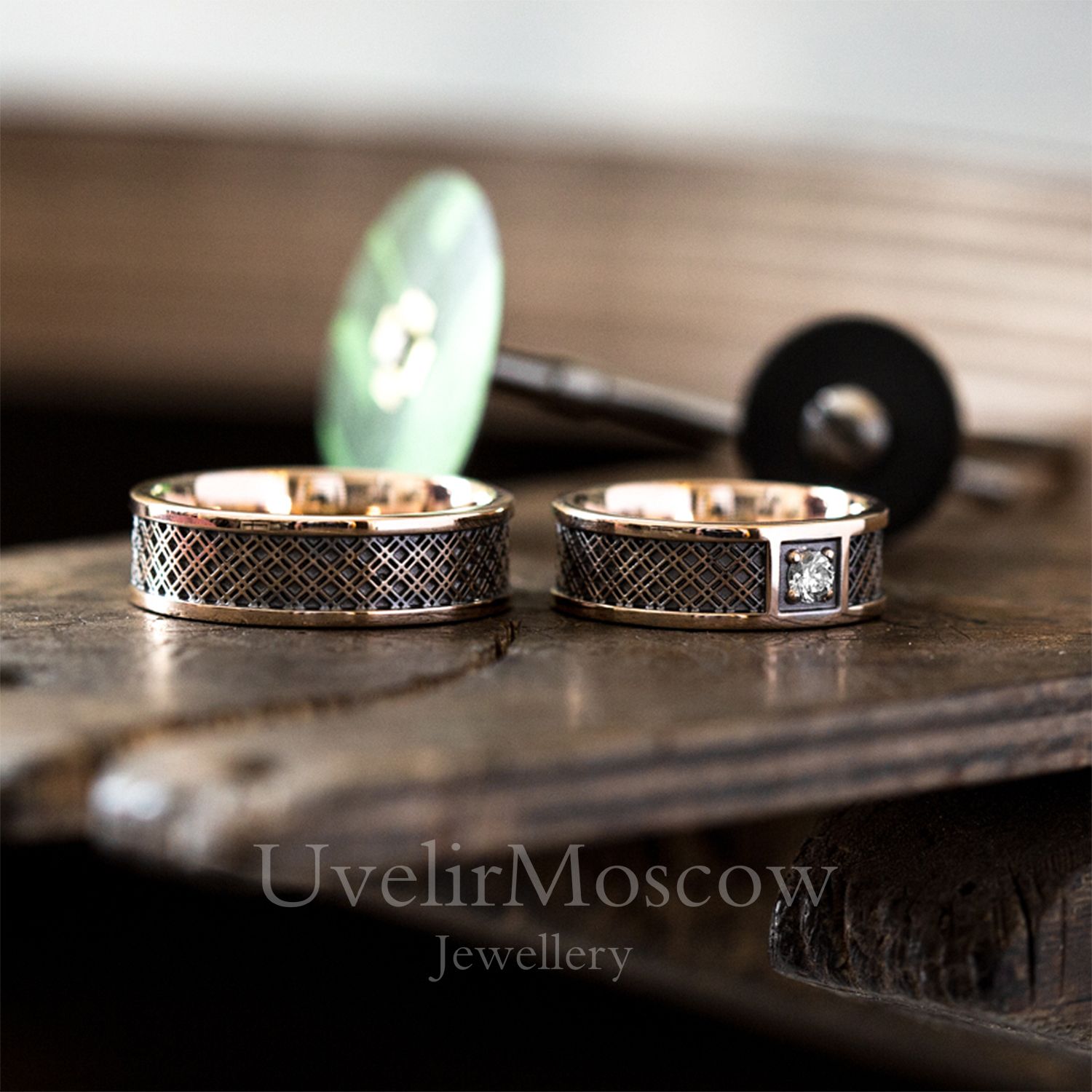 Обручальные кольца из белого золота с чернением и бриллиантами