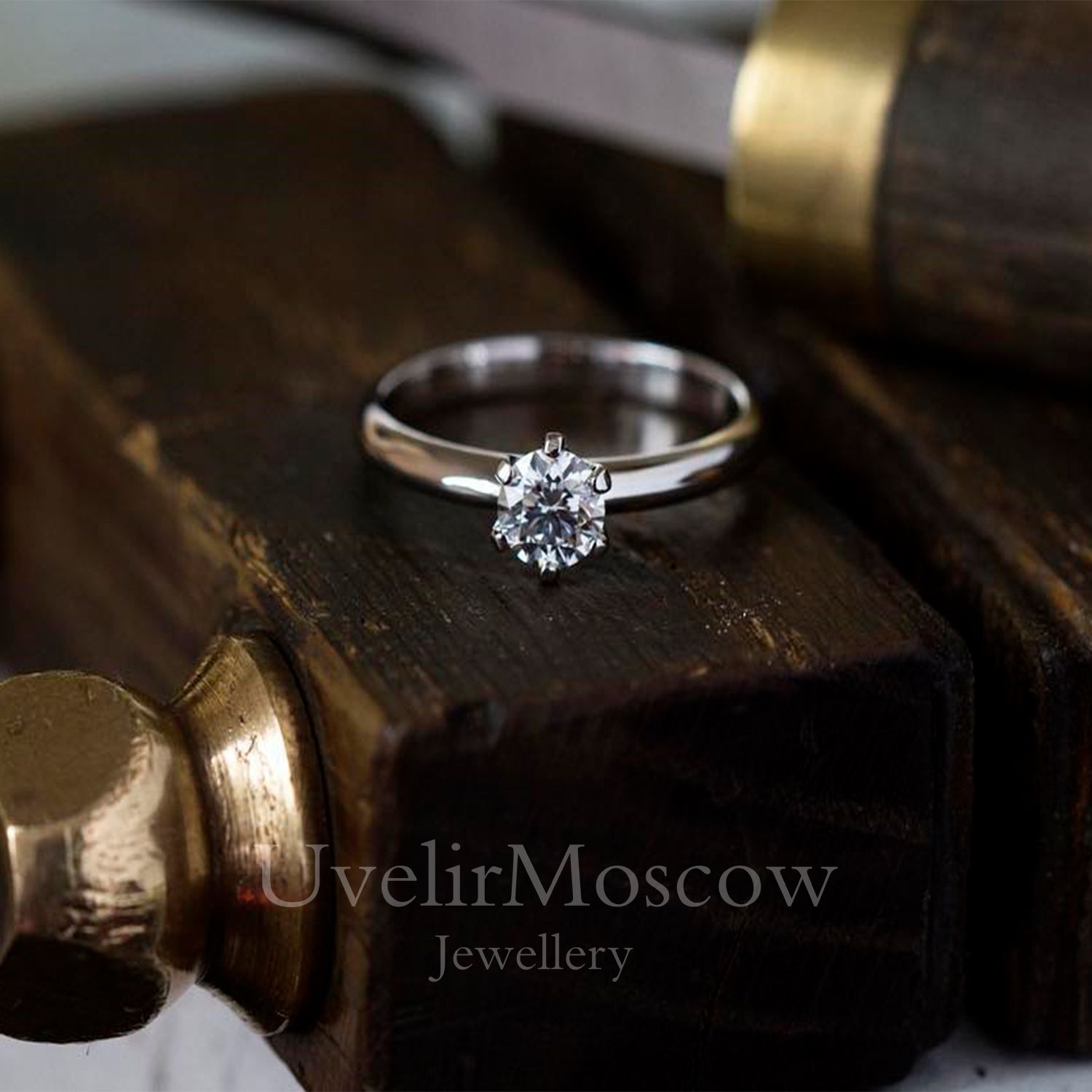 Изысканное помолвочное кольцо из белого золота с бриллиантом