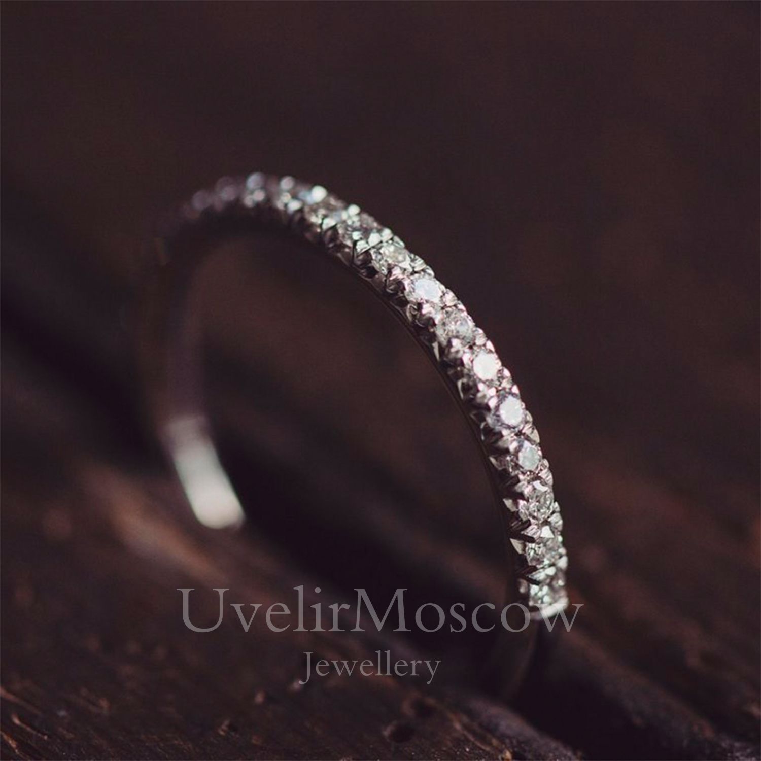 Изящное обручальное кольцо из белого золота с бриллиантами