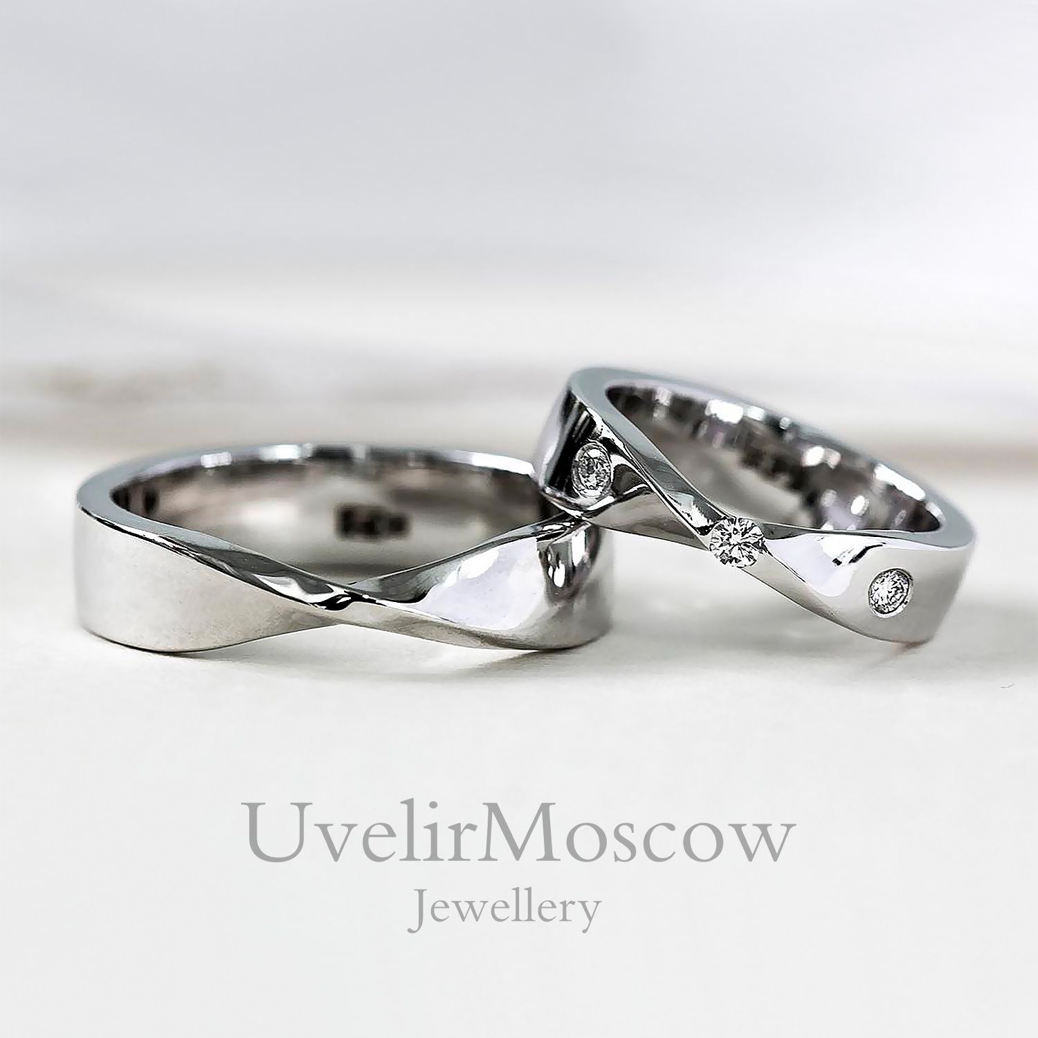 Кольца в форме бесконечности из белого золота с бриллиантами