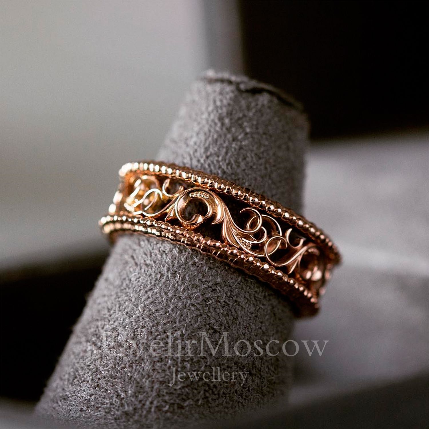Обручальное кольцо из красного золота с растительным орнаментом