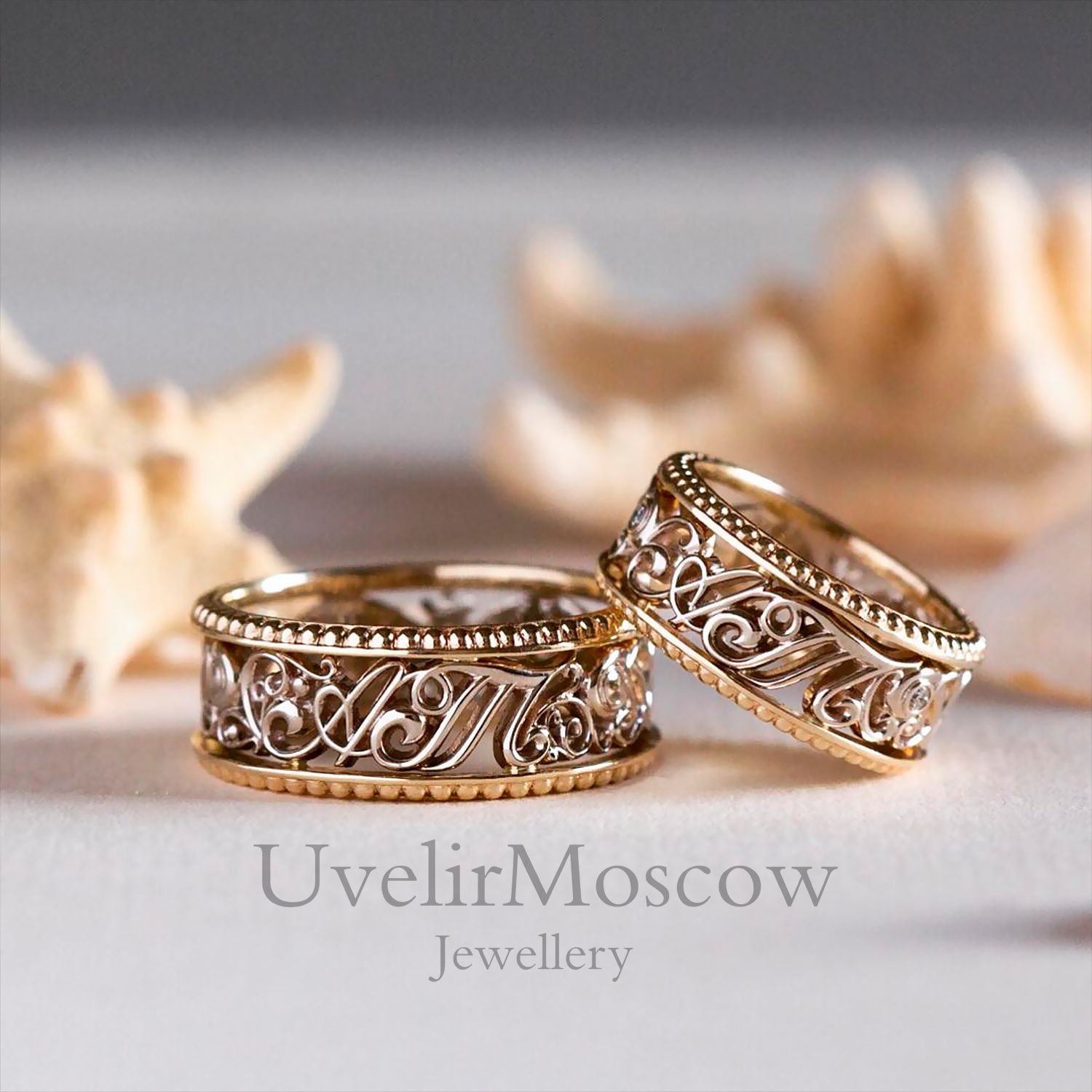 Парные обручальные кольца из комбинированного золота с объемным орнаментом