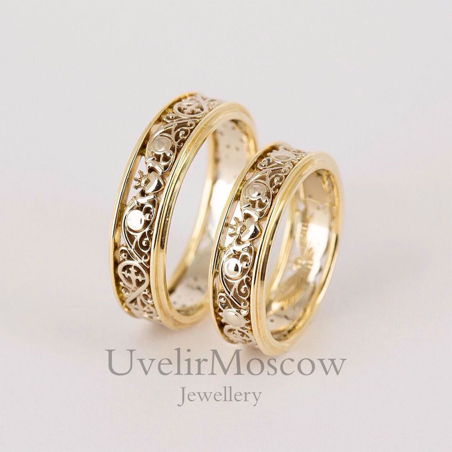 Обручальные кольца из желтого и белого золота со сквозным узором
