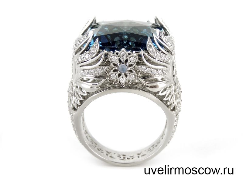 Женский перстень из белого золота «Лебедь»