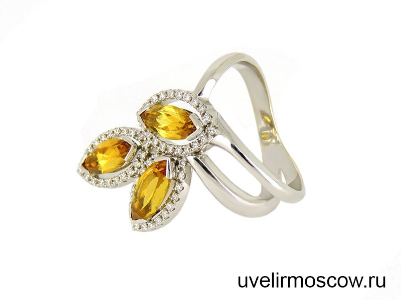 Женское кольцо из белого золота с топазами и бриллиантами