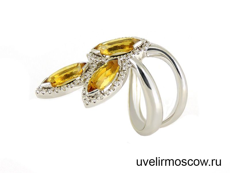 Женское кольцо из белого золота с топазами и бриллиантами