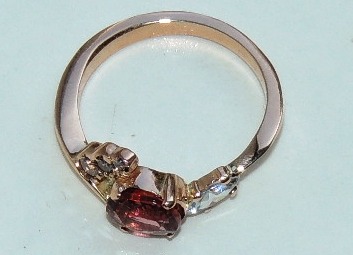 Кольца с рубинами и бриллиантами.