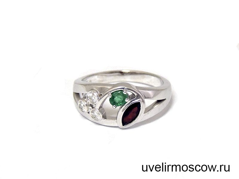 Кольцо из белого золота с бриллиантами, изумрудом и гранатом