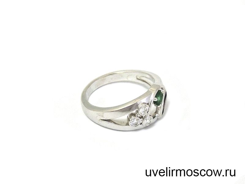 Кольцо из белого золота с бриллиантами, изумрудом и гранатом