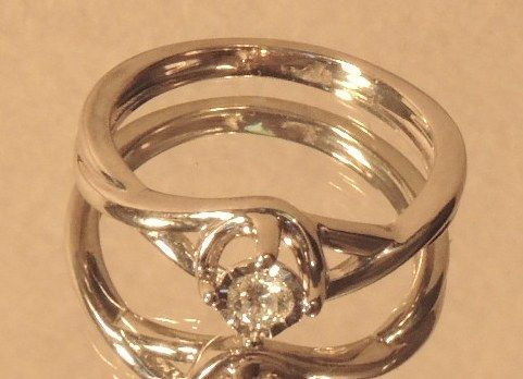 Кольцо из белого золота с бриллиантом