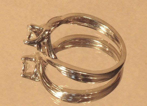 Кольцо из белого золота с бриллиантом