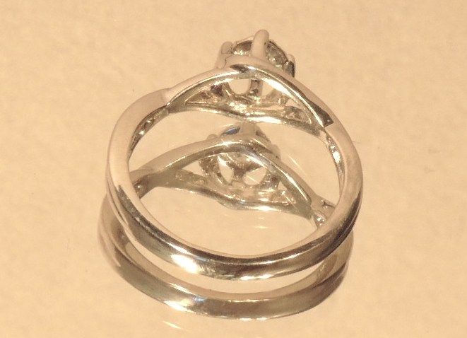 Кольцо из белого золота с бриллиантом