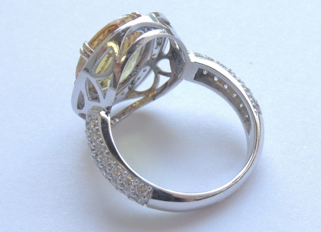 Кольцо из белого золота с желтым сапфиром «Папараджа»