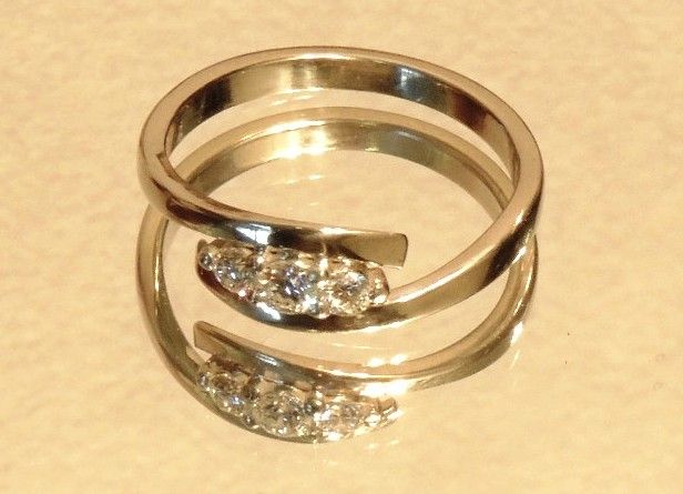Кольцо из белого золота с тремя бриллиантами