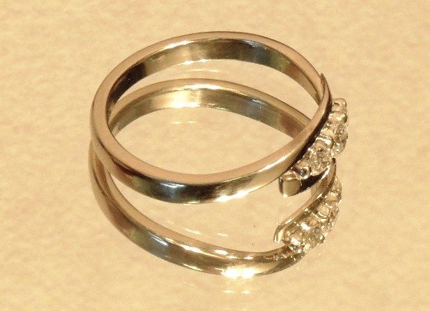 Кольцо из белого золота с тремя бриллиантами