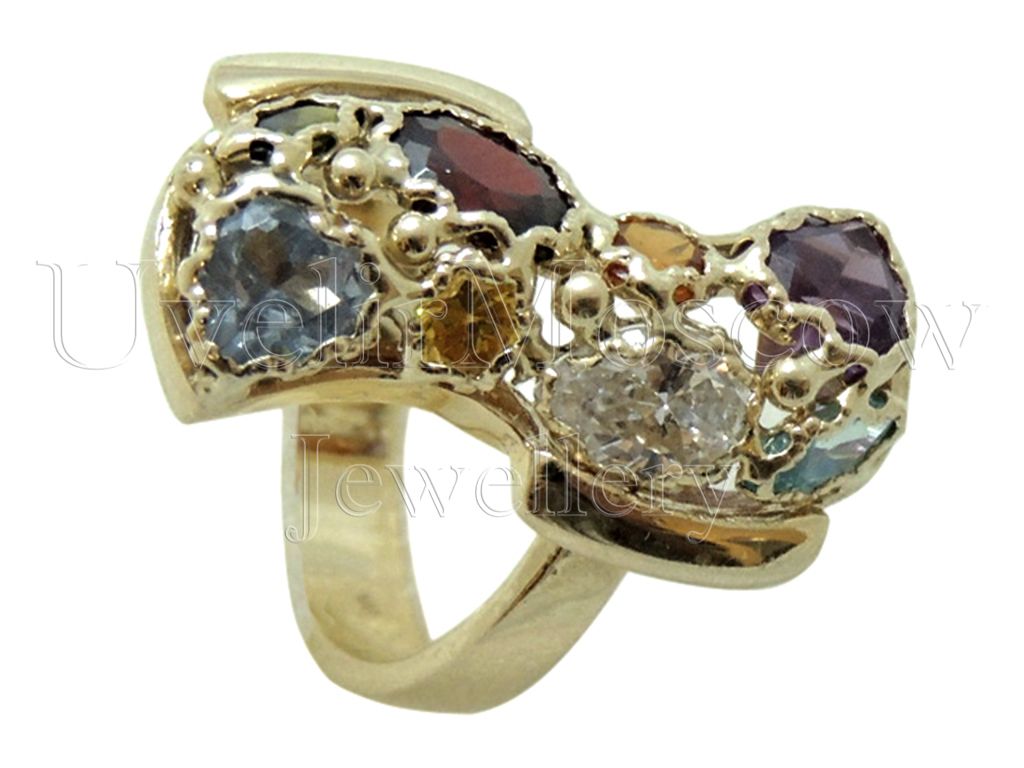 Кольцо из желтого золота с драгоценными камнями