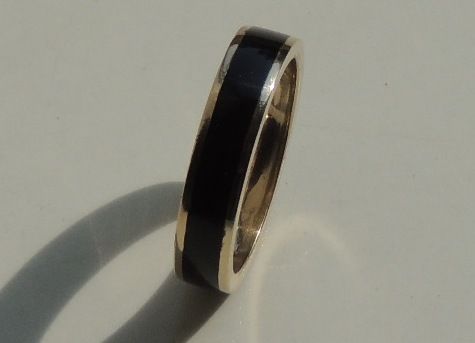 Кольцо из желтого золота с эмалевой полоской.