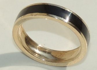 Кольцо из желтого золота с эмалевой полоской.