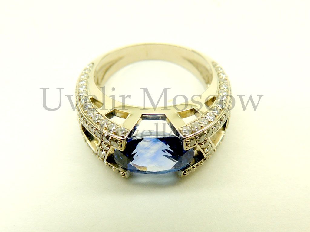 Кольцо из желтого золота с сапфиром и 28 бриллиантами