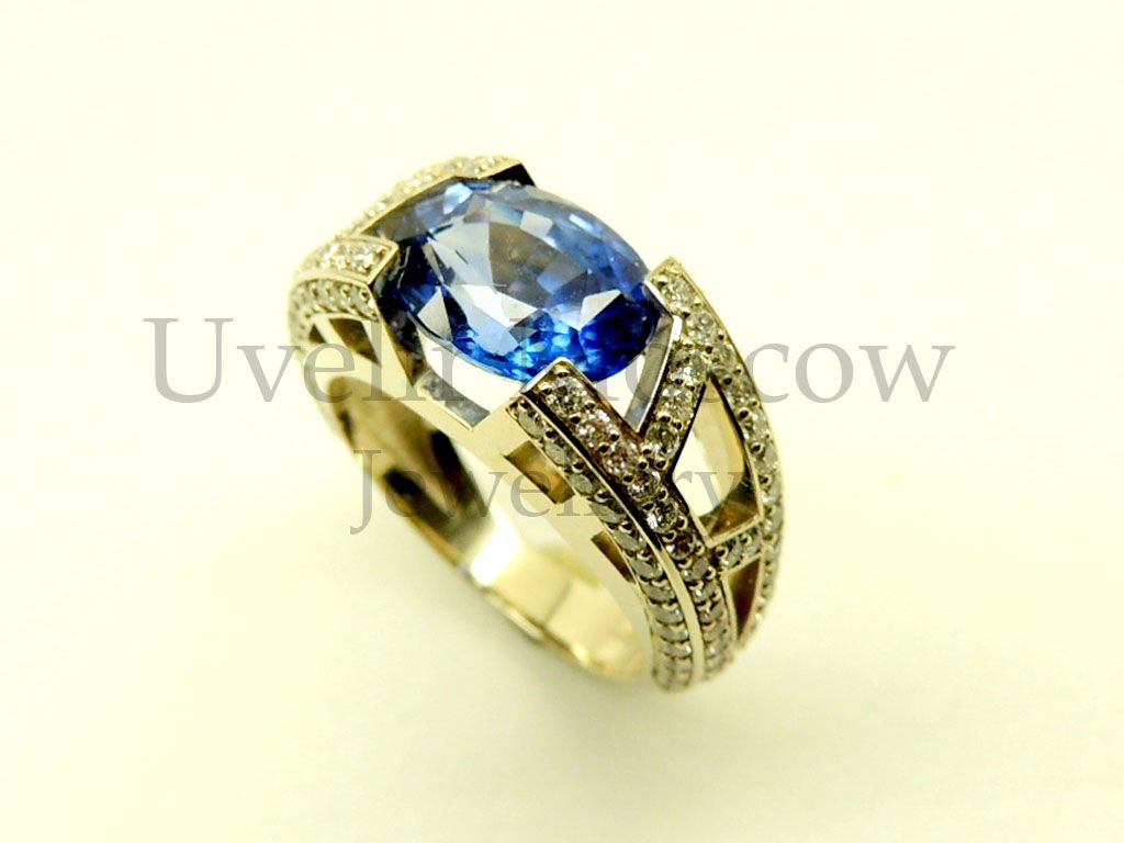 Кольцо из желтого золота с сапфиром и 28 бриллиантами