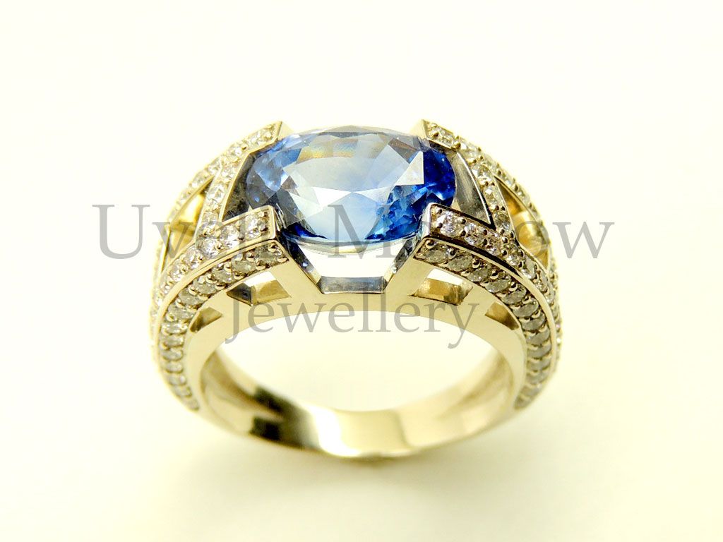 Кольцо из желтого золота с сапфиром и 28 бриллиантами
