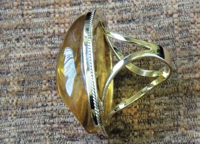 Кольцо из желтого золота с янтарём