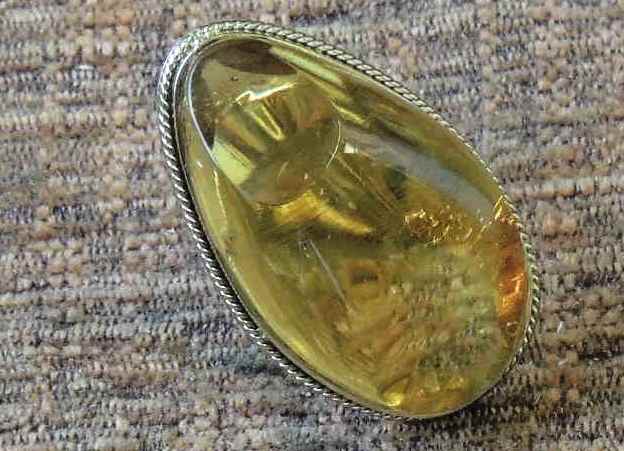 Кольцо из желтого золота с янтарём
