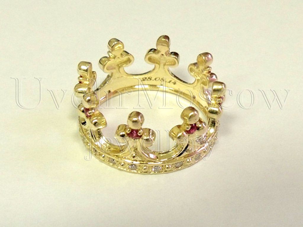 Кольцо «Корона» из желтого золота с бриллиантами и рубинами