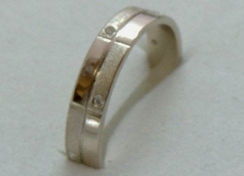 Кольцо обручальное с 8 бриллиантами из белого золота