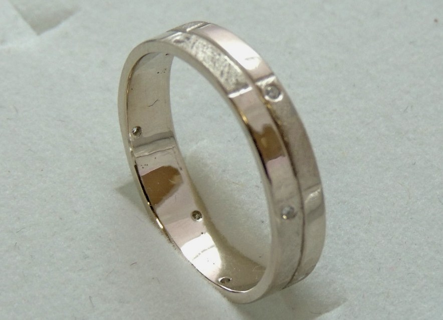Кольцо обручальное с 8 бриллиантами из белого золота