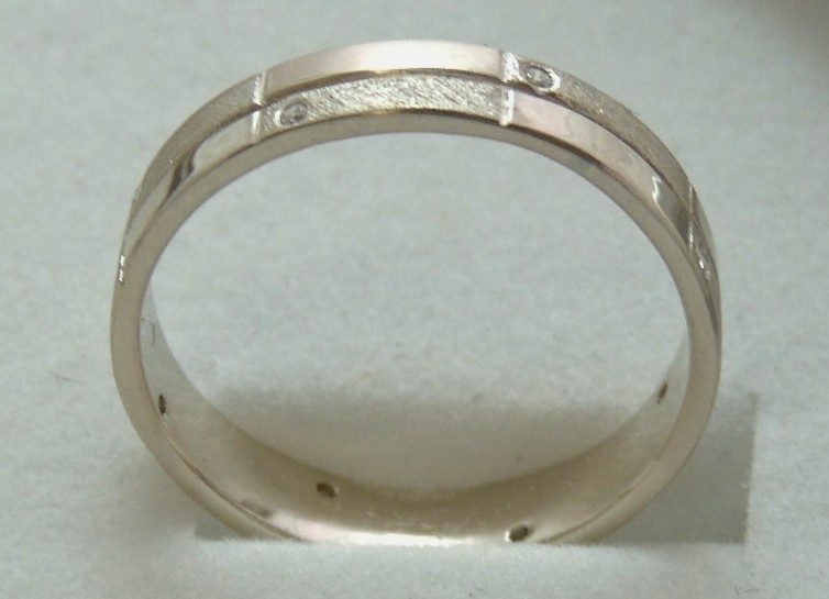 Кольцо обручальное с 8 бриллиантами из белого золота
