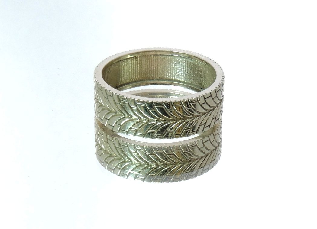 Кольцо с фактурой с виде шины