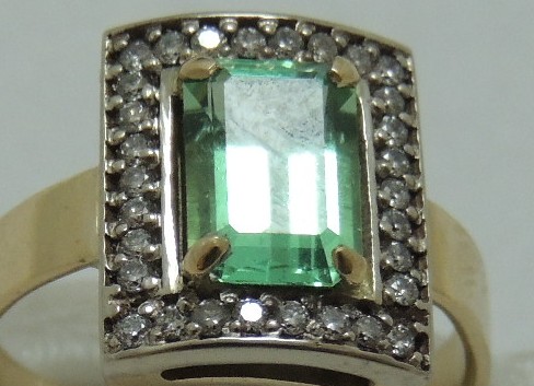 Кольцо с изумрудом и бриллиантами и надписью на внутренней стороне