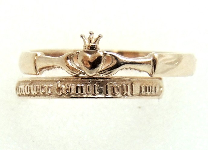 Кольцо «сердце в руках» с надписью из красного золота