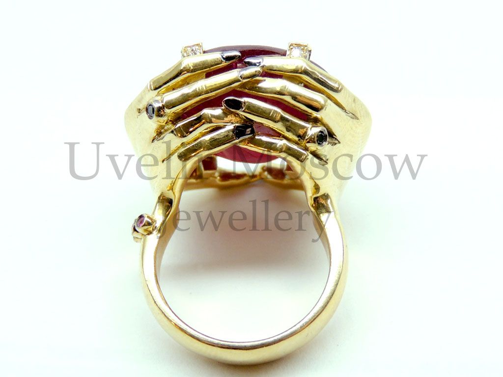 Кольцо «Солнце в руках» из желтого золота с рубинами, бриллиантами и сапфирами