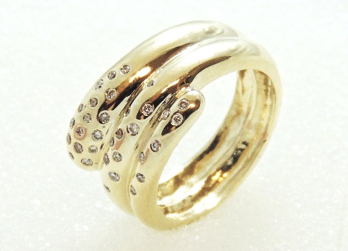 Кольцо «три витка» из желтого золота с 33 бриллиантами