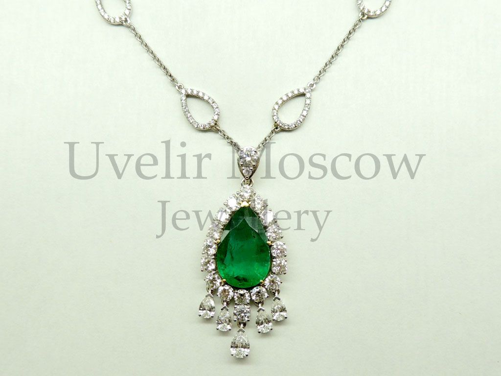 Колье из белого золота с изумрудом и бриллиантами